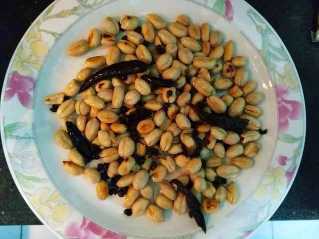 觀(guān)看世界杯喝著(zhù)小啤酒不能沒(méi)有麻辣花生